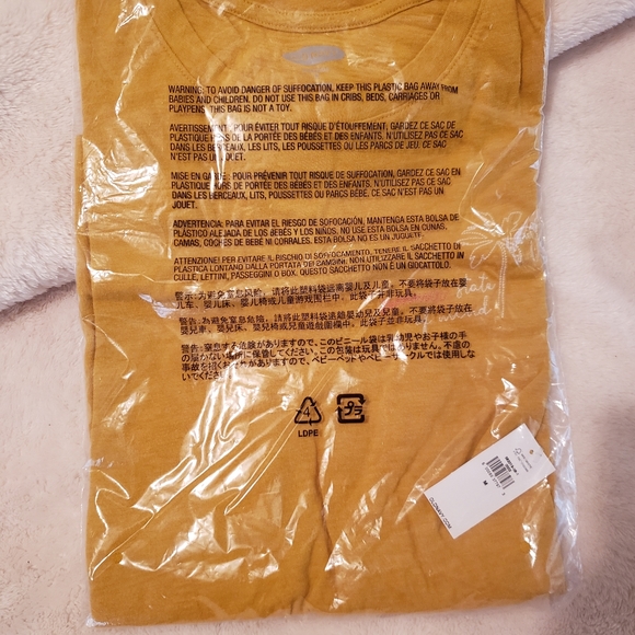 Old navy tee - Picture 2 of 3